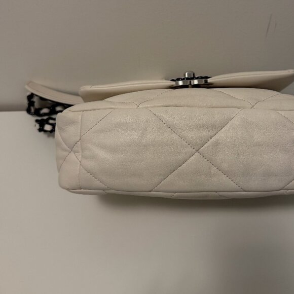 Chanel 19' Small - White Lambskin Leather - Picture 4 of 6
